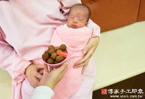 方哥哥(新北中和區到府嬰兒寶寶滿月剃頭理髮、免費到府嬰兒剃胎毛儀式吉祥話)。到府剃頭剃胎毛主持、專業拍照、DVD光碟、證書。★購買「臍帶章、肚臍章、胎毛筆刷印章」贈送：剃頭、收涎、抓周，三選一。2015.11.19 照片7